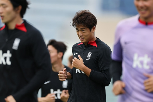 한국 남자축구 국가대표 김주성이 지난해 6월 부산구덕운동장에서 대표팀 친선 경기를 앞두고 훈련하고 있다. 대한축구협회 제공