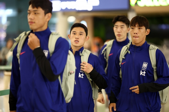 한국 축구 대표팀이 6일 오후 2026 북중미 월드컵 아시아 3차 예선이 열리는 요르단으로 출국하기 위해 인천국제공항 1터미널 출국장으로 들어서고 있다. 2024.10.6 연합뉴스