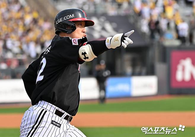 LG 외야수 김현수는 9일 수원 KT위즈파크에서 열린 '2024 신한 SOL Bank KBO 포스트시즌' KT와 준플레이오프(5전 3승제) 4차전에서 7번 지명타자로 선발 출전. 2회초 선취점을 뽑는 솔로 홈런을 터트렸다. 수원, 김한준 기자