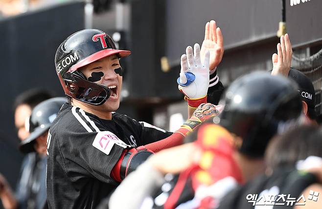 9일 오후 수원케이티위즈파크에서 열린 '2024 신한 SOL Bank KBO 포스트시즌' LG 트윈스와 KT 위즈의 준플레이오프 4차전 경기, 2회초 2사 LG 박해민이 KT 선발투수 쿠에바스 상대로 솔로 홈런을 때려낸 뒤 더그아웃에서 동료들과 기뻐하고 있다. 수원, 박지영 기자