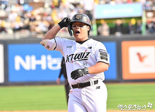 9일 오후 수원KT위즈파크에서 열린 '2024 신한 SOL Bank KBO 포스트시즌' LG 트윈스와 KT 위즈의 준플레이오프 4차전 경기, 5회말 KT 강백호가 솔로 홈런을 날린 후 기뻐하고 있다. 수원, 김한준 기자