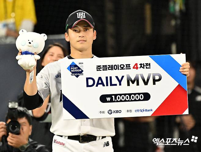 9일 오후 수원케이티위즈파크에서 열린 '2024 신한 SOL Bank KBO 포스트시즌' LG 트윈스와 KT 위즈의 준플레이오프 4차전 경기, 연장 11회 승부 끝 KT가 심우준의 끝내기 안타에 힘입어 6:5의 스코어로 승리, 시리즈 전적을 2승2패로 맞추며 5차전으로 끌고갔다. 준플레이오프 4차전 데일리 MVP를 수상한 KT 박영현이 포즈를 취하고 있다. 수원, 김한준 기자