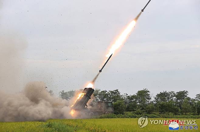 지난 8월 북한이 공개한 '갱신형' 240mm 방사포 검수시험사격 장면     [국내에서만 사용가능. 재배포 금지. For Use Only in the Republic of Korea. No Redistribution] nkphoto@yna.co.kr