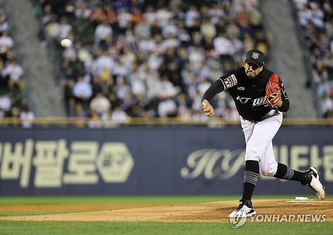 역투하는 쿠에바스 (서울=연합뉴스) 박동주 기자 = 2일 서울 잠실야구장에서 열린 프로야구 와일드카드 결정 1차전 두산 베어스와 kt wiz의 경기. 
    kt 선발투수 쿠에바스가 역투하고 있다. 2024.10.2 pdj6635@yna.co.kr