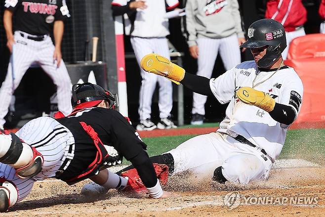 배정대 '역전 만드는 세이프' (수원=연합뉴스) 홍기원 기자 = 9일 수원 KT위즈파크에서 열린 2024 프로야구 신한 SOL뱅크 KBO 포스트시즌 준플레이오프 4차전 LG 트윈스와 kt wiz의 경기. 4회말 1사 주자 만루에서 kt 김민혁의 희생플라이 때 3루 주자 배정대가 홈에서 세이프되고 있다. 2024.10.9 xanadu@yna.co.kr