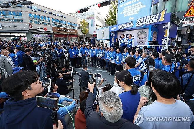 전남 찾은 민주당, 영광군수 후보 지원유세 (영광=연합뉴스) 정회성 기자 = 더불어민주당 이재명 대표 등이 9일 오후 전남 영광군 영광읍 버스터미널 사거리에서 장세일 영광군수 후보 지원 유세를 하고 있다. 2024.10.9 hs@yna.co.kr