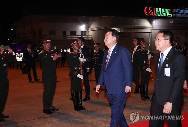 윤석열 대통령, 라오스 비엔티안 도착 (비엔티안=연합뉴스) 진성철 기자 = 아세안 정상회의에 참석하는 윤석열 대통령이 9일(현지시간) 라오스 비엔티안 왓타이 국제공항에 도착하고 있다.    2024.10.9 zjin@yna.co.kr