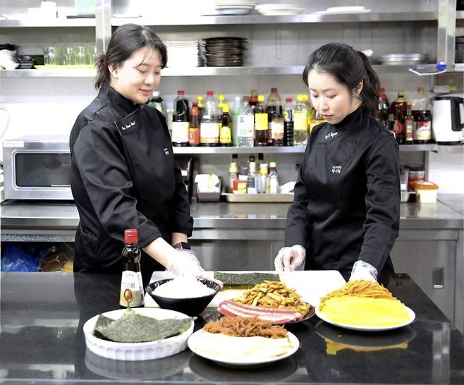 김밥 메뉴를 개발 중인 GS25 연구원들/사진제공=GS리테일