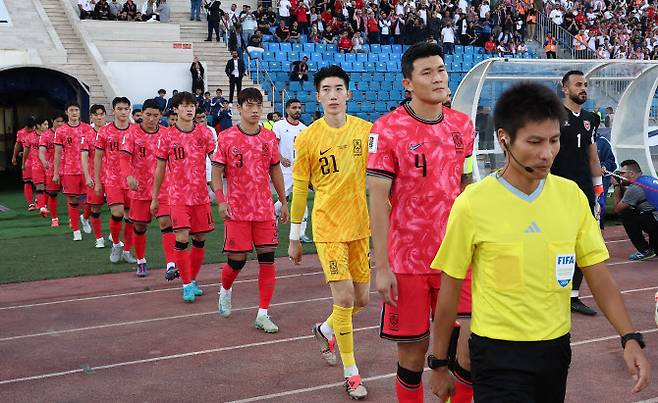 10일(현지시간) 요르단 암만국제경기장에서 열린 2026 피파 북중미월드컵 아시아 3차 예선 3차전 한국과 요르단의 경기. 대표팀 주장 김민재를 비롯한 선수들이 경기장에 들어서고 있다. 사진=연합뉴스