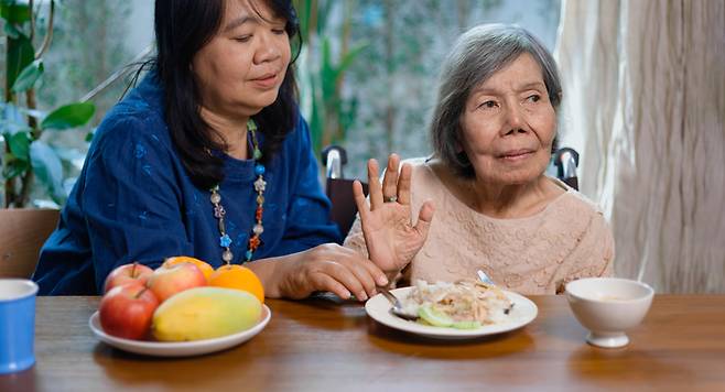 면역력, 유전학 및 회복력의 생리적 지표를 포함한 다른 요인이 칼로리 감소와 수명 증가 사이의 연관성을 더 잘 설명해주는 것으로 나타났다. [사진= 게티이미지뱅크]