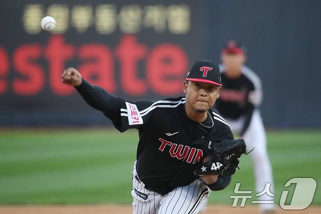 9일 오후 경기 수원시 장안구 KT위즈파크에서 열린 프로야구 '2024 신한 SOL 뱅크 KBO 포스트시즌' 준플레이오프 4차전 LG 트윈스와 KT 위즈의 경기, LG 에르난데스가 8회말 등판해 힘차게 공을 던지고 있다. 2024.10.9/뉴스1 ⓒ News1 임세영 기자