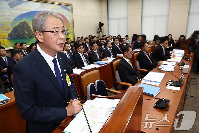 임종룡 우리금융그룹 회장이 10일 오후 서울 여의도 국회 정무위원회에서 열린 금융위원회·한국산업은행·중소기업은행에 대한 국정감사에서 질의에 답변하고 있다. 2024.10.10/뉴스1 ⓒ News1 김민지 기자