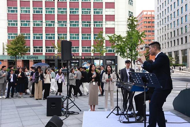 태광그룹이 10월 ‘문화의 달’을 맞아 10일 서울 광화문 흥국생명빌딩에서 ’해머링맨 가을 음악회’의 첫 번째 공연을 개최했다.(태광그룹 제공)