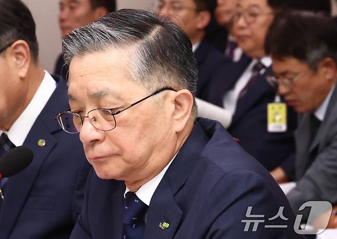 이한준 한국토지주택공사(LH) 사장이 10일 오전 서울 여의도 국회 국토교통위원회에서 열린 한국토지주택공사 등에 대한 국정감사에서 질의를 듣던 도중 생각에 잠겨 있다. 2024.10.10/뉴스1 ⓒ News1 김민지 기자