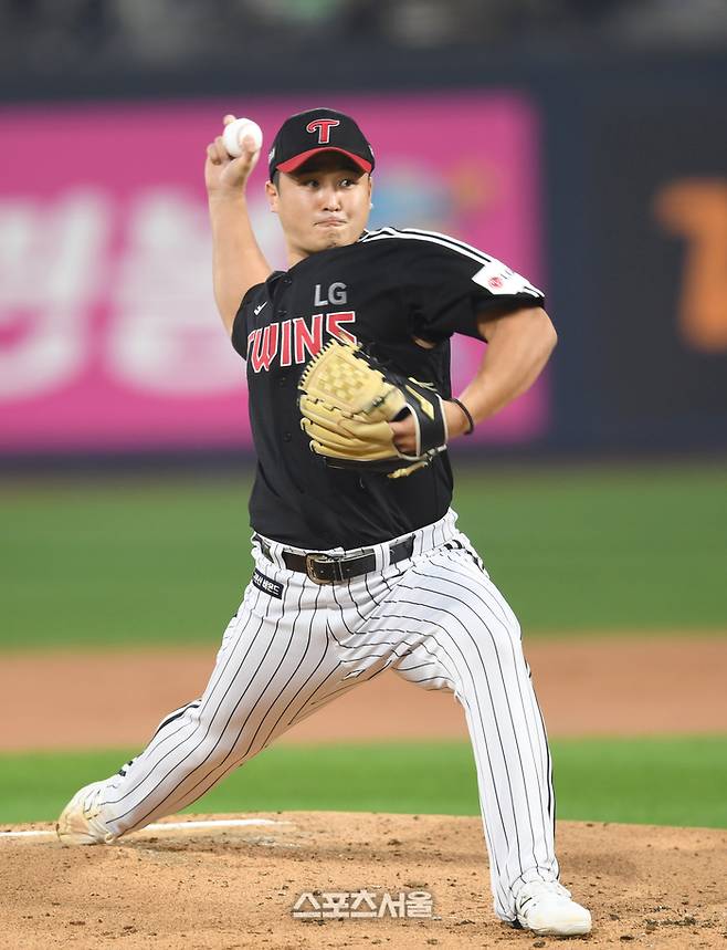 LG 선발투수 최원태가 8일 수원케이티위즈파크에서 열린 KT와 2024 KBO 준플레이오프 3차전에서 역투하고 있다. 수원 | 최승섭기자 thunder@sportsseoul.com