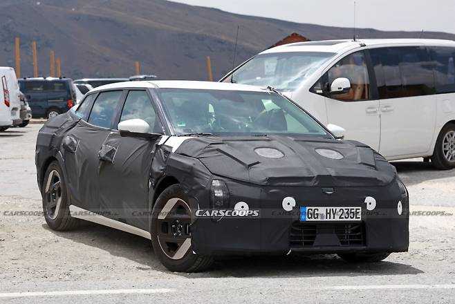 기아 'EV4' 테스트카 (출처 : Carscoops)