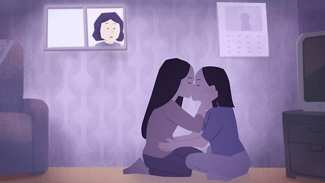 키스하는 여성 두명과 밖에서 상황을 목격한 여성(애니메이션)