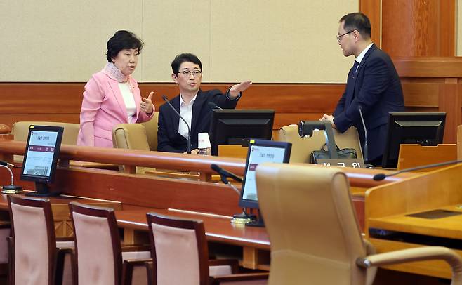 국민의힘 주진우, 조배숙 의원이 지난 8월 27일 오후 서울 종로구 헌법재판소 대심판정에서 '윤석열 대통령 탄핵 요청 청원에 대한 청문회 개최' 의결에 반발해 국민의힘이 제기한 권한쟁의심판 첫 변론에 참석해 대화를 나누고 있다. /뉴스1