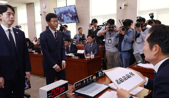 정청래 법제사법위원회위원장이 지난 8일 김영철 검사에 대한 동행명령장을 경위들에게 전달하는 모습. 연합뉴스