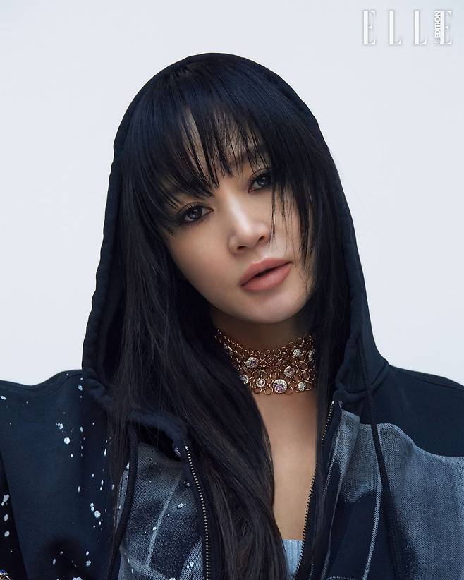 메쉬 체인 링크 위에 22개의 핑크와 퍼플 사파이어, 977개의 다이아몬드 세팅의 로즈 골드 네크리스는 ‘어반 블룸’ 컬렉션으로 Pomellato.