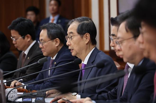 한덕수 국무총리가 10일 서울 종로구 정부서울청사에서 열린 국무회의를 주재하고 있다. 연합뉴스.