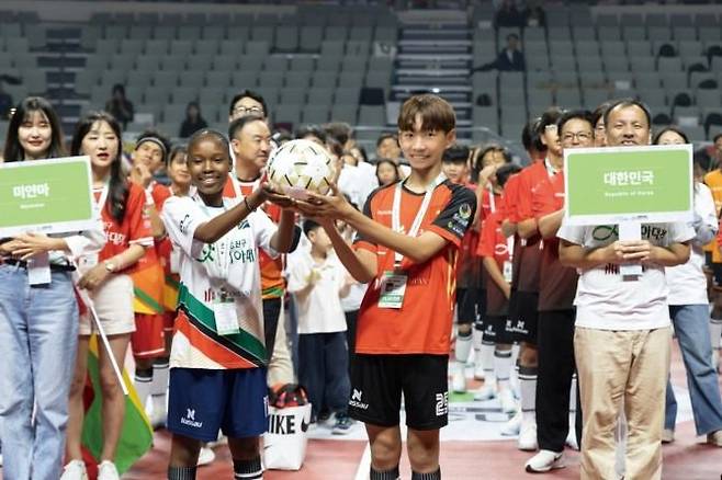 희망친구 기아대책 2024 호프컵 공인구 전달식. 희망친구 기아대책 제공