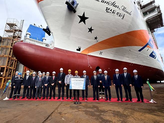 종합해운물류기업 팬스타그룹은 10일 부산 영도구 대선조선에서 크루즈페리 '팬스타 미라클호'(2만2000t) 진수식을 열었다. 이날 행사에 참석한 내외빈들이 기념촬영을 하고 있다. 팬스타그룹 제공
