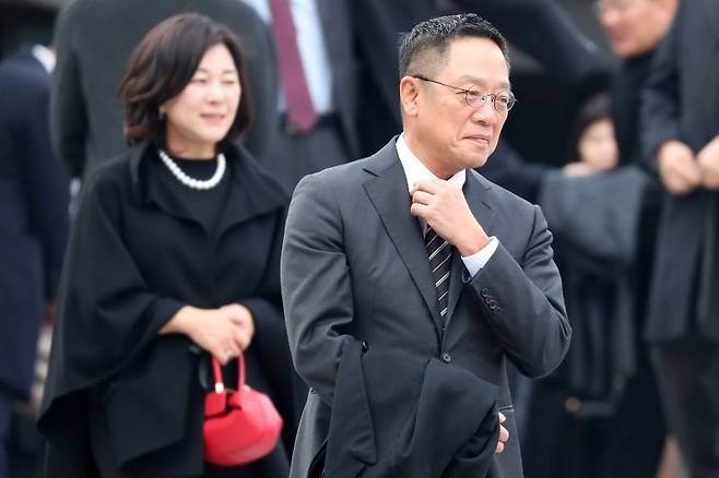 정태영 현대카드 부회장과 아내 정명이 현대커머셜 사장이 지난해 2월 11일 오후 서울 중구 정동제일교회에서 열린 정몽규 HDC그룹 회장의 장남 정준선 카이스트 교수의 결혼식에 참석한 뒤 식장을 나서고 있다. /사진=뉴스1