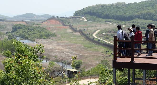 2019년 5월 시민들이 강원도 철원군 ‘디엠제트(DMZ) 평화의 길’ 내 공작새 능선 조망대에 올라 철책선 너머 비무장지대를 바라보고 있다. 사진공동취재단