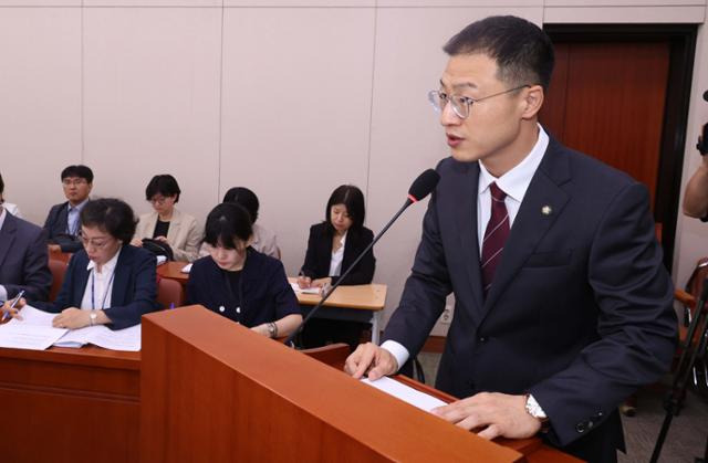 김상욱 국민의힘 의원이 9월 11일 오전 서울 여의도 국회에서 열린 여성가족위원회 전체회의에서 2023 회계연도 결산(정부) 심사 관련 보고를 하고 있다. 뉴시스