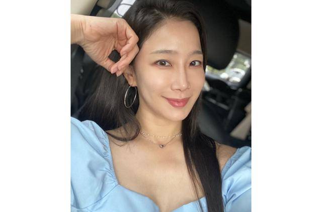 배우 김하영이 결혼을 전제로 보컬트레이너 행복한 열애를 즐기고 있다. 김하영 SNS