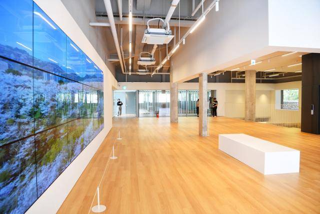 지난달 시민에게 복합문화공간으로 전면 개방한 옛 부산시장 관사의 내부 모습. 부산시 제공