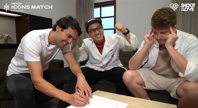 브라질 축구 레전드 카카가 '아이콘 매치' 출전 계약서에 사인하는 모습. 슛포러브 캡처