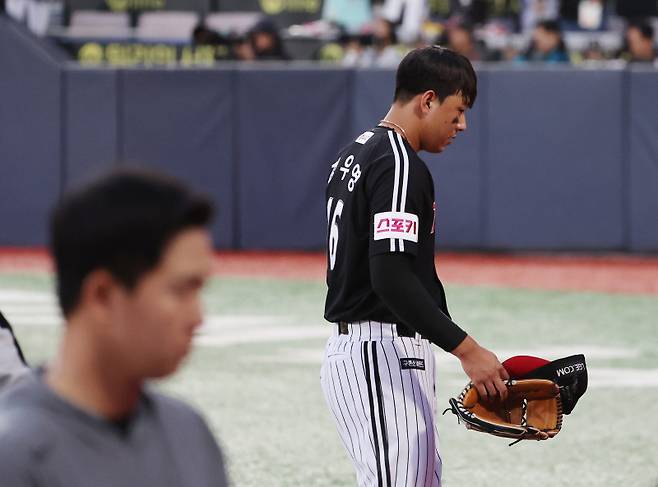 2024 프로야구 KBO 포스트시즌 kt위즈와 LG트윈스의 준플레이오프(준PO) 4차전 경기가 9일 오후 수원kt위즈파크에서 열려 연장 11회 심우준의 끝내기 안타로 KT가 6대 5 승리를 거뒀다. 경기 후 정우영이 고개를 숙이고 더그아웃으로 들어가고 있다. 수원=김민규 기자 mgkim1@edaily.co.kr /2024.10.09/