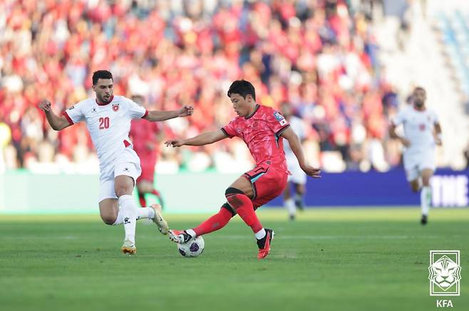 10일 요르단 암만의 암만국제경기장에서 열린 요르단과 한국의 2026 국제축구연맹(FIFA) 북중미 월드컵 아시아 3차 예선 B조 3차전. 드리블 돌파를 시도 중인 황희찬. 사진=대한축구협회