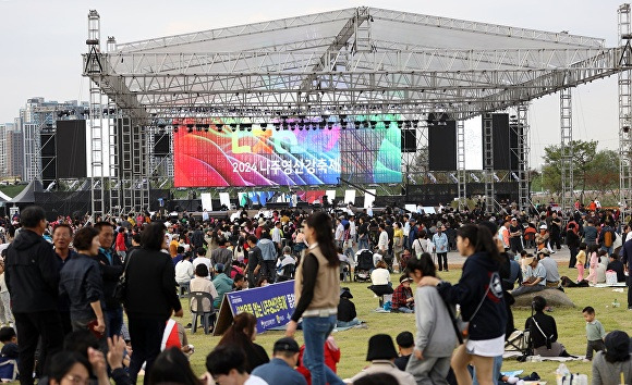 지난 9일 개최된 나주영산강축제 주무대에 축제를 보러 온 관광객들이 모여있다. [사진=나주시]