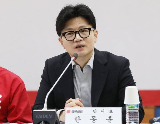 한동훈 국민의힘 대표가 9일 부산 금정구 윤일현 금정구청장 후보 선거사무소에서 열린 현장 최고위원회의에서 발언을 하고 있다. 뉴스1