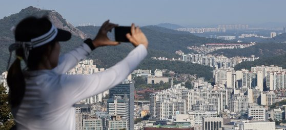 9일 오전 서울 중구 남산에서 바라본 아파트 단지의 모습. 뉴스1