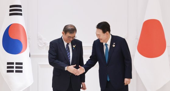 윤석열 대통령이 10일(현지시간) 라오스 비엔티안의 한 호텔에서 열린 한일 정상회담에서 이시바 시게루 일본 신임 총리와 악수하고 있다. 연합뉴스