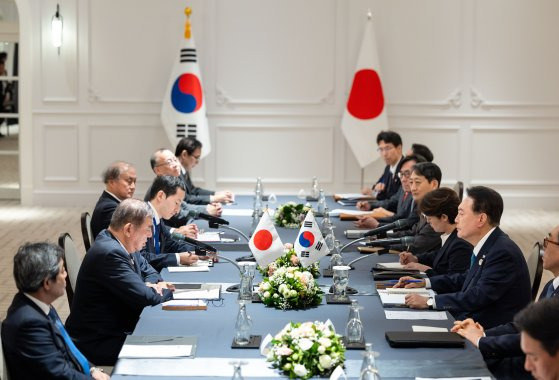 윤석열 대통령이 10일(현지시간) 라오스 비엔티안의 한 호텔에서 이시바 시게루 신임 일본 총리와 한일 정상회담을 하며 이시바 총리의 발언을 듣고 있다. 연합뉴스