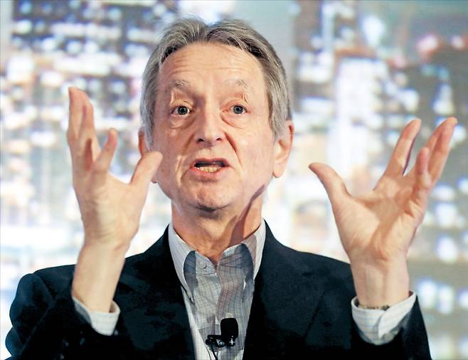 제프리 힌턴 토론토대 명예교수가 2017년 12월 캐나다 토론토에서 열린 톰슨로이터파이낸셜&리스크 서밋에서 연설하고 있다.  로이터연합뉴스