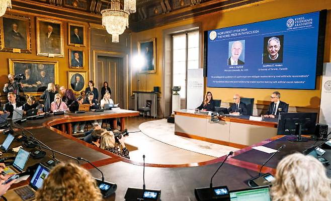 스웨덴 왕립과학원 노벨상위원회는 2024년 노벨 물리학상 수상자로 존 홉필드 미국 프린스턴대 교수와 제프리 힌턴 캐나다 토론토대 명예교수를 선정했다고 지난 8일 발표했다.   신화연합뉴스