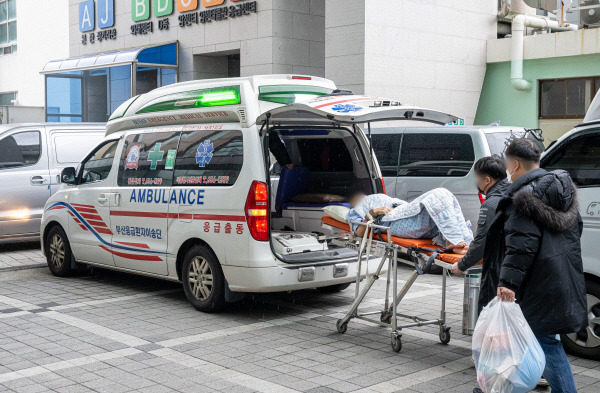 전원 조치되는 환자. 본 기사와 무관한 사진. 국제신문 DB