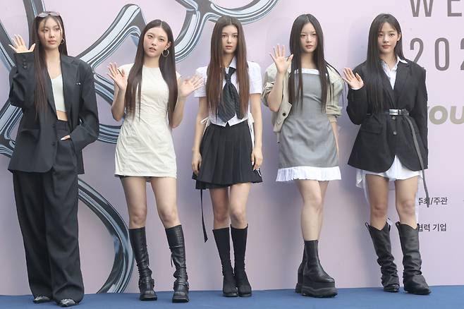 Girl group NewJeans pose for a photo at ″Seoul Fashion Week 2025 S/S″ on Sept. 3. [YONHAP]