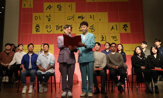 Filmmaker Kim Jho Gwang-soo, center left, and his partner Kim Sung-hwan, center right, speak at a press conference about legalizing same-sex marriage at Yeongdeungpo District, western Seoul. Eleven same-sex couples will file for a constitutional review of the current law that bars same-sex marriage against the Seoul Family Court, four district courts in Seoul and the Bucheon branch of the Incheon District Court. The plaintiffs intend to bring the case directly to the Constitutional Court if the lower courts reject their request. The new suit marks the second of its kind demanding legalization of same-sex marriage in Korea. The couple previously filed an appeal when their report of marriage was dismissed in 2014, but the district and appeals court rejected it at the time. [NEWS1]