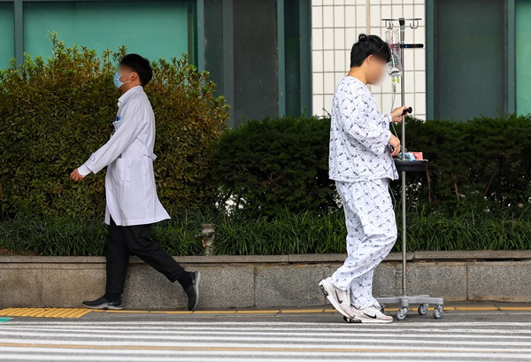 7일 오전 서울 시내 한 대형병원 응급실 앞에서 환자, 의료진이 이동하고 있다. 연합뉴스