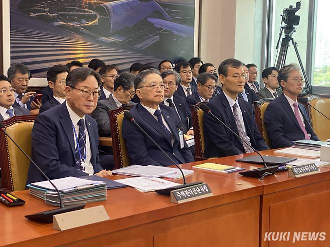 이한준 LH 사장(왼쪽에서 두 번째) 10일 국회 국토교통위원회 국정감사에 출석했다. 사진=송금종 기자 