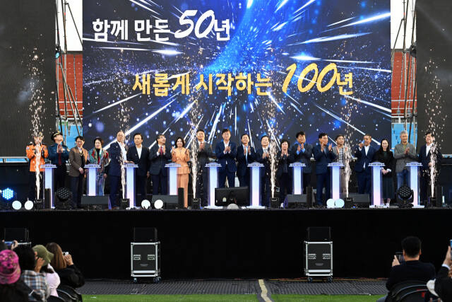 안산시가 올해 처음 선보인 2024 안산페스타, 슈퍼콘서트에 시민 2만명이 운집해 화려한 폐막식을 가졌다. 안산시 제공