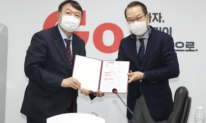 지난 2021년 7월 30일 당시 윤석열 대선 예비후보가 서울 여의도 국민의힘 중앙당 당사를 방문, 대외협력위원장인 권영세 의원에게 입당원서를 제출했다 / 사진 = 연합뉴스