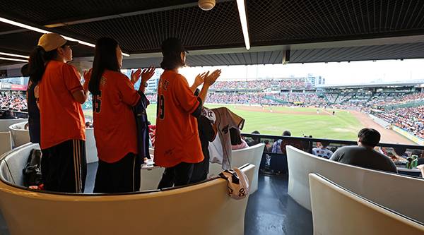 ▲ 9월29일 프로야구 NC 다이노스와 한화 이글스의 경기가 열린 대전 한화생명이글스파크가 만원 관중으로 가득 차 있다. ⓒ연합뉴스